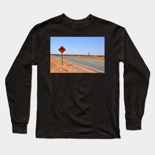 Australie - Kings Canyon, sur la route Long Sleeve T-Shirt by franck380